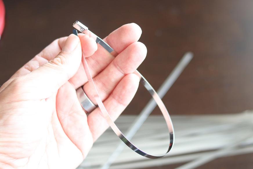 Die Edelstahlkabelbinder des Solago Balkonkraftwerks mit flexiblen und leichten Solarmodulen-